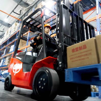 Empilhadeira Elétrica EFL181 3 locação de empilhadeira 2