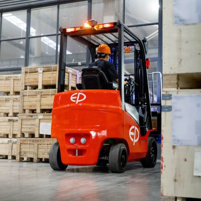 Empilhadeira Elétrica EFL181 4 locação de empilhadeira 4